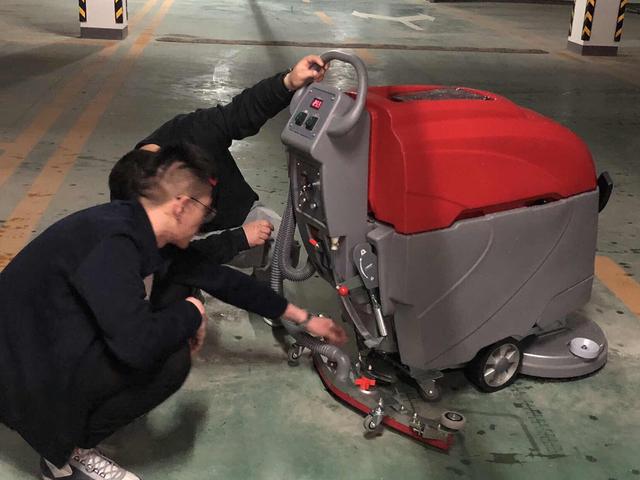 御衛仕手推式洗地機DX3走入江蘇某大型商超的停車場 御衛仕手推式洗地機DX3走入江蘇某大型商超的停車場